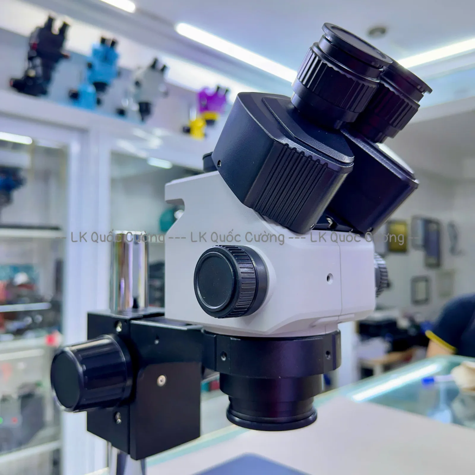 Kính hiển vi 3 mắt Kaisi 6558