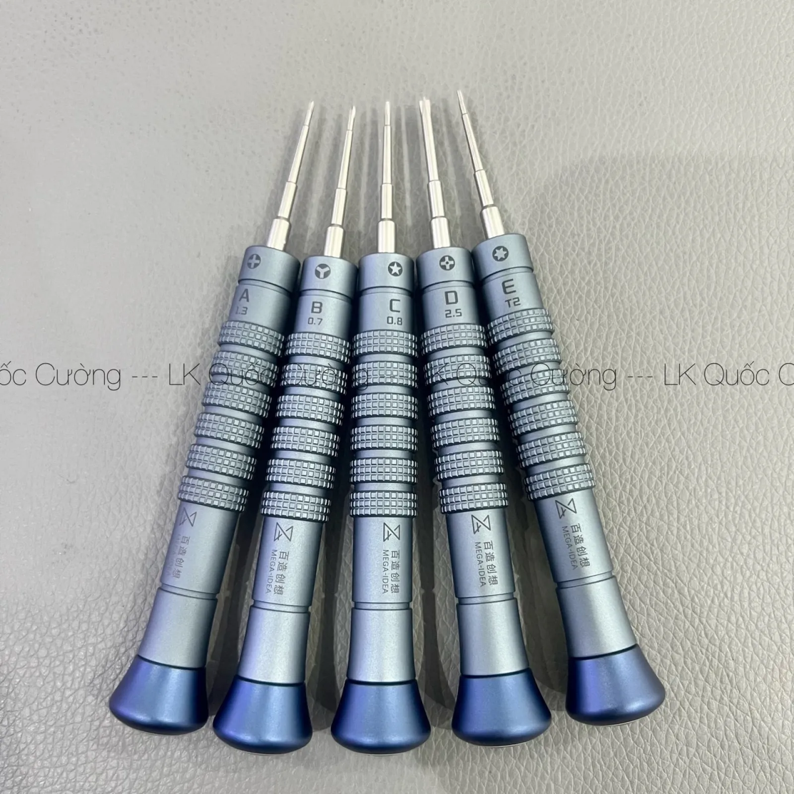 Vít 2D Throne Mega iDea